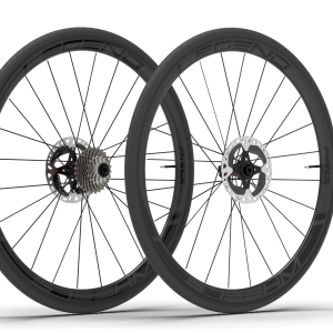 Roues en carbone ; Legend Wheels ; Gamme PRO ; Hauteur de jante de 30 mm ; Compatibles avec pneus et tubeless ; Conçues pour les freins à disque