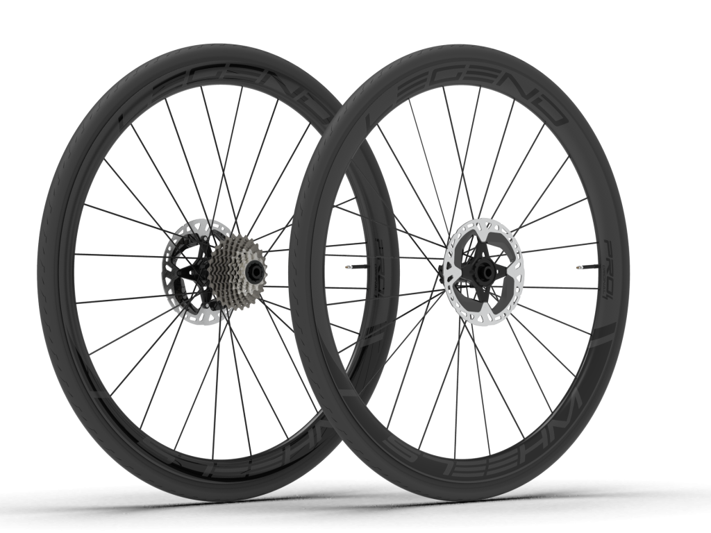 Roues en carbone ; Legend Wheels ; Gamme PRO ; Hauteur de jante de 35 mm ; Compatibles avec pneus et tubeless ; Conçues pour les freins à disque