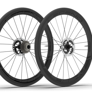 Roues en carbone ; Legend Wheels ; Gamme PRO ; Hauteur de jante de 35 mm ; Compatibles avec pneus et tubeless ; Conçues pour les freins à disque