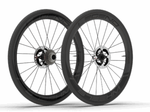 Roues en carbone ; Legend Wheels ; Gamme PRO ; Hauteur de jante de 45 mm ; Compatibles avec pneus et tubeless ; Conçues pour les freins à disque