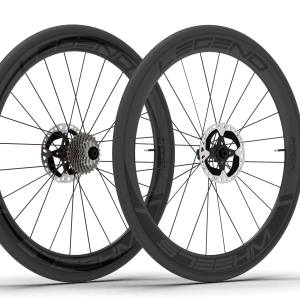 Roues en carbone ; Legend Wheels ; Gamme PRO ; Hauteur de jante de 45 mm ; Compatibles avec pneus et tubeless ; Conçues pour les freins à disque