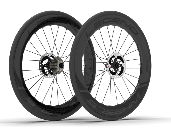 Roues en carbone ; Legend Wheels ; Gamme PRO ; Hauteur de jante de 68 mm Wave ; Compatibles avec pneus et tubeless ; Conçues pour les freins à disque