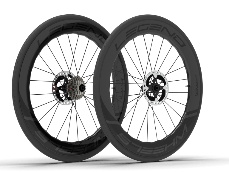 Roues en carbone ; Legend Wheels ; Gamme PRO ; Hauteur de jante de 68 mm Wave ; Compatibles avec pneus et tubeless ; Conçues pour les freins à disque