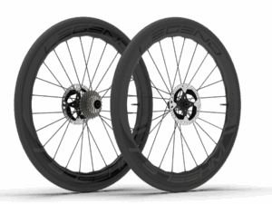 Roues en carbone ; Legend Wheels ; Gamme PRO ; Hauteur de jante de 50 mm Wave ; Compatibles avec pneus et tubeless ; Conçues pour les freins à disque