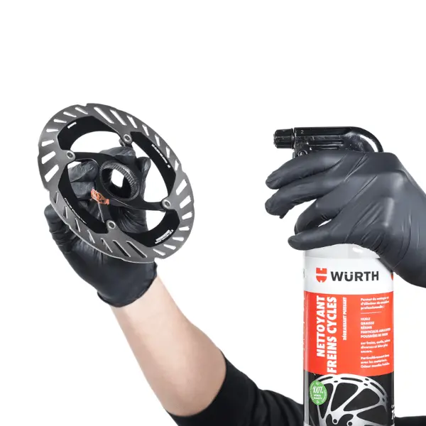 Prestation d’atelier : nettoyage en profondeur de disques de frein contaminés pour restaurer leurs performances.