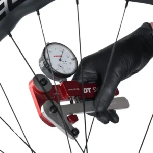 Faites appel à notre service de remise en tension de roue pour garantir une performance optimale et une longévité accrue de vos roues de vélo.